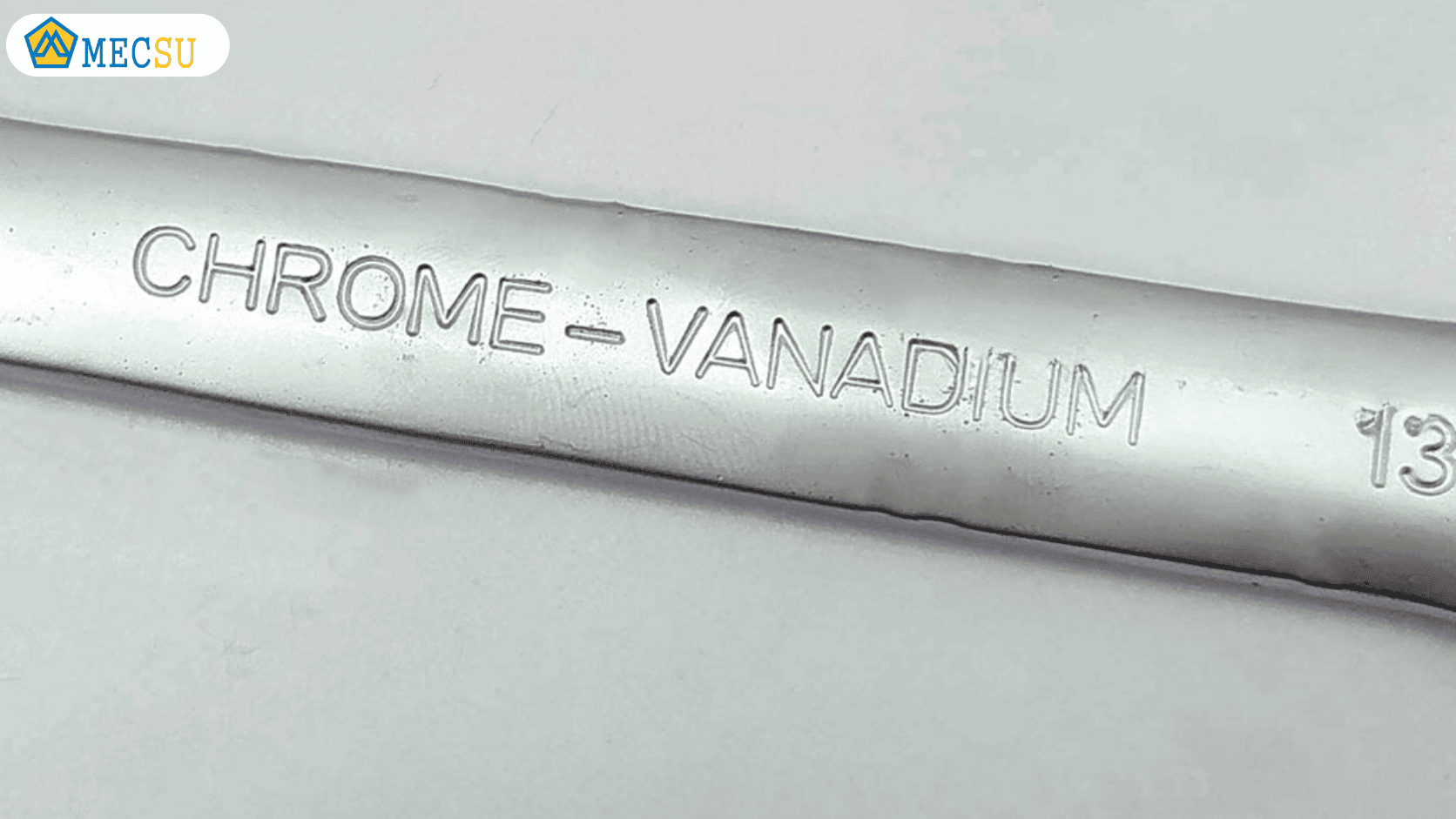 Ký hiệu chất liệu thép Chrome Vanadium (Cr-V) được dập nổi sắc nét trên cờ lê